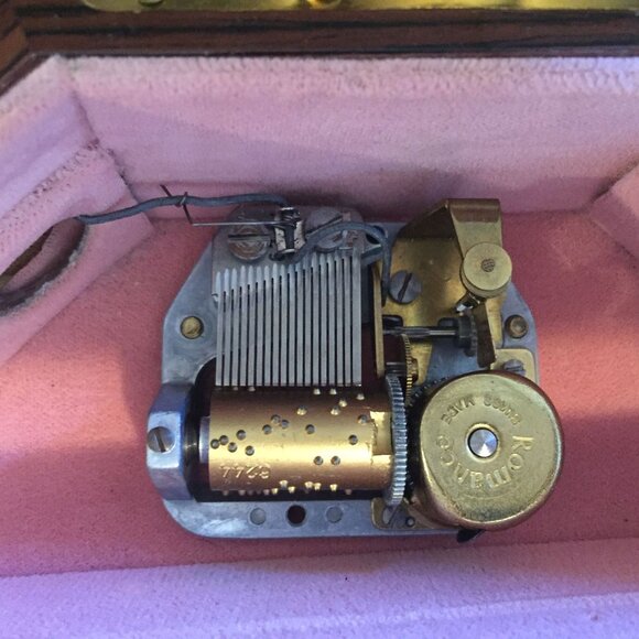 Vintage Reuge Swiss Music Jewelry Box Octagonal Design Floral Inlay & Velvet - Picture 14 of 15